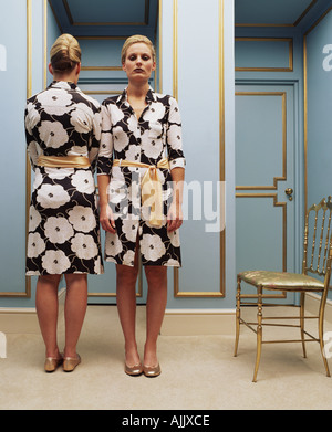 Due donne che indossano lo stesso vestito Foto Stock