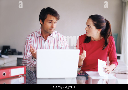 Giovane sostenendo di finanze Foto Stock
