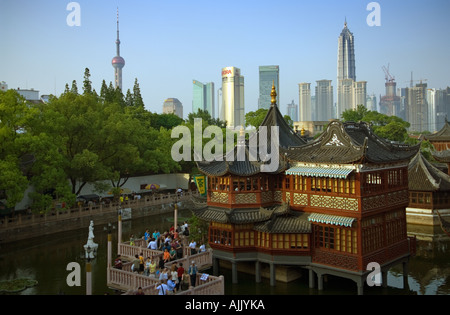 A zig zag Bridge presso il Giardino di Yuyuan turisti cross a zig zagging ponte a Il Giardino di Yuyuan e la tradizionale teahouse Foto Stock