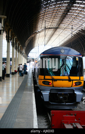 Arrestare il treno alla stazione di Paddington, Londra,UK. Foto Stock