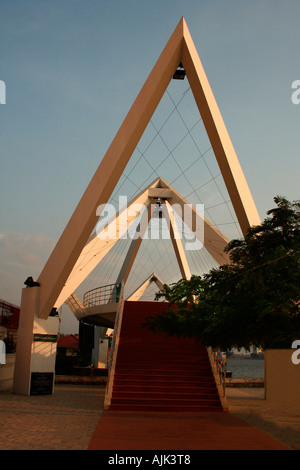 Una costruzione moderna con una passeggiata vacante a Cochin, Kerala Foto Stock