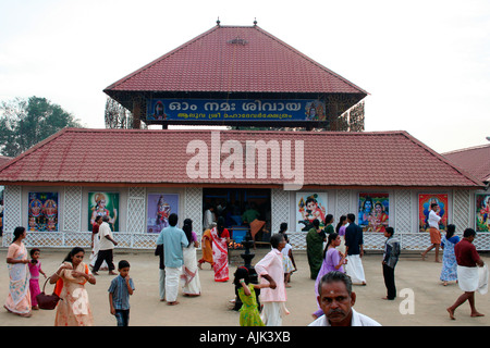 I devoti affollano in grandi numeri durante la stagione dei festival presso il Signore Shiva tempio di Aluva, Kerala Foto Stock