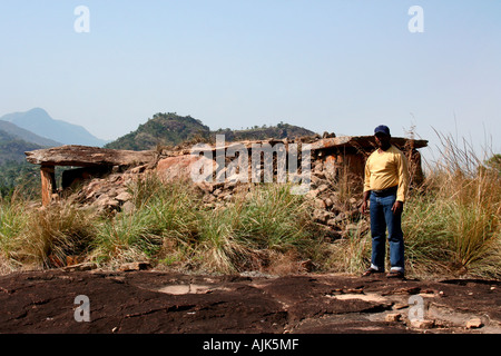 Un uomo in posa per una fotografia vicino le grotte muniyara a Marayoor, Kerala Foto Stock