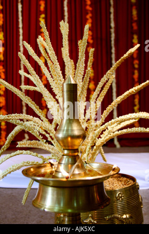 La lampadina tradizionale(nilavilakku) illuminato come parte di un induista matrimonio cerimonia in Kerala Foto Stock