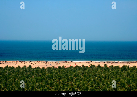 La vista in lontananza una spiaggia di Vizhinjam, Kerala Foto Stock