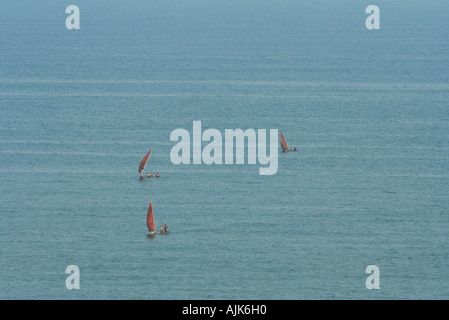 Alcune imbarcazioni a vela attraverso le acque tranquille del vasto mare Arabico, vista da Vizhinjam, Kerala Foto Stock