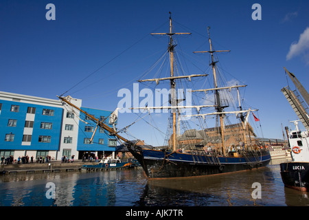 Conte di Pembroke tre masted tall ship barque lasciando Gloucester Docks Costwolds REGNO UNITO Foto Stock