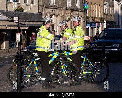 Tre il sostegno comunitario ufficiali (CSO) con biciclette Foto Stock