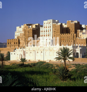 Parte skyline di Shibam che mostra alcune delle famose e tradizionali marrone e bianco di mattoni di fango multipiano grattacieli in Yemen Foto Stock