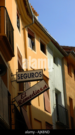 Negozio spagnolo segni in color pastello strada laterale nella storica Città di Xativa javita Valencia Spagna Foto Stock