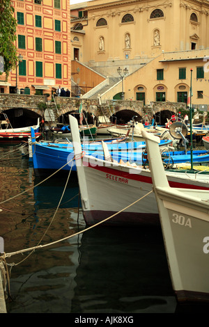 Barche da pesca in porto, Camogli, Liguria, Italia. Foto Stock