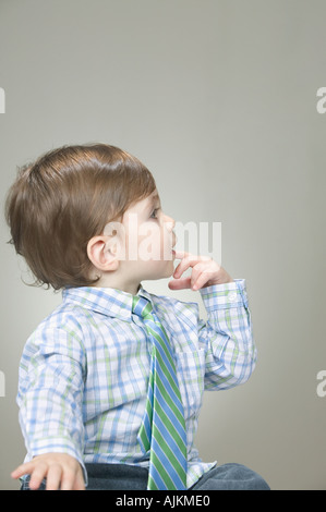 Il bambino che indossa una camicia e cravatta Foto Stock