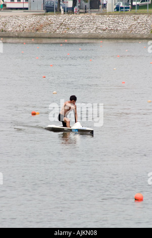 Concorrenza pratica di canoa sul fiume di Boulogne sur Mer Pas de Calais Olympic canoe remato dalla posizione in ginocchio Foto Stock