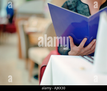 Donna che mantiene un menu Foto Stock