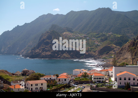 Oceano e montagne, la costa nord est di Madera Foto Stock