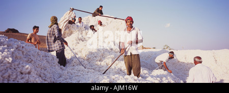 I lavoratori in cotone mill, Gujarat, India Foto Stock