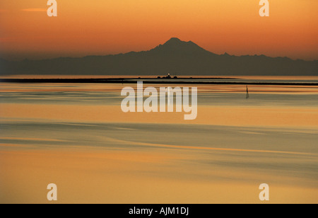 Nuovo Dungeness faro su otto miglia di sputare in aggetto in stretto di Juan de Fuca sulla baia di Dungeness sotto Mt. Baker a Washington Foto Stock