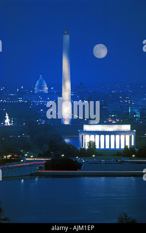 Il Lincoln Memorial, il Monumento a Washington e il Capitol Building illuminato di notte con la luna piena in Washington DC Foto Stock