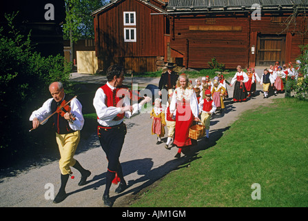 I bambini svedesi e musicisti in tradizionale abito di mezza estate al Parco di Skansen a Stoccolma Foto Stock