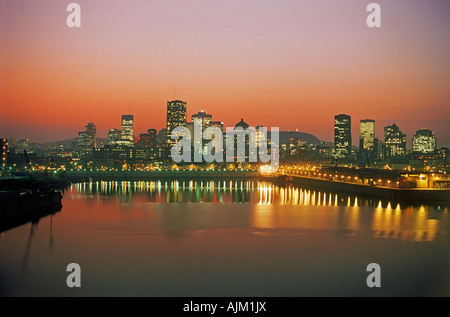 Montreal skyline della città riflettendo su St Lawrence fiume al tramonto in Quebec, Canada Foto Stock