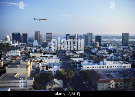 Jet del passeggero passando al di sopra di San Diego skyline Foto Stock