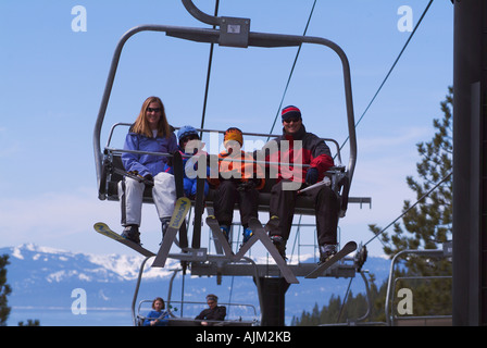 Una famiglia in sella a una seggiovia durante lo sci a Diamond Peak NV Foto Stock