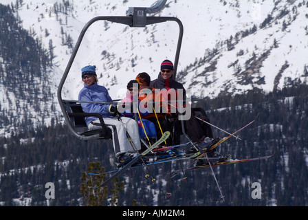 Una famiglia in sella a una seggiovia durante lo sci a Diamond Peak NV Foto Stock