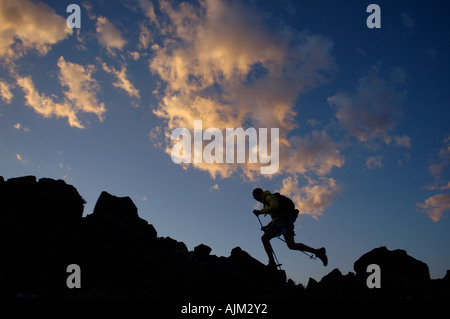 Una silhouette mans escursionismo al di sopra del lago di Tahoe sulla Tahoe Rim Trail al tramonto Foto Stock