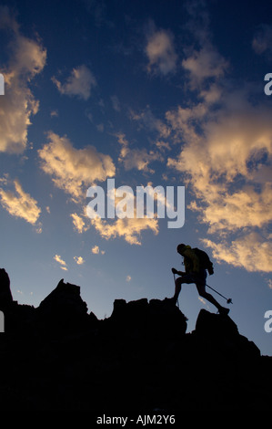 Una silhouette mans escursionismo al di sopra del lago di Tahoe sulla Tahoe Rim Trail al tramonto Foto Stock