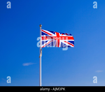 Unione bandiera del Regno Unito di Inghilterra, Scozia, Galles e Irlanda del Nord noto anche come Unione Jack con cielo blu dietro Foto Stock