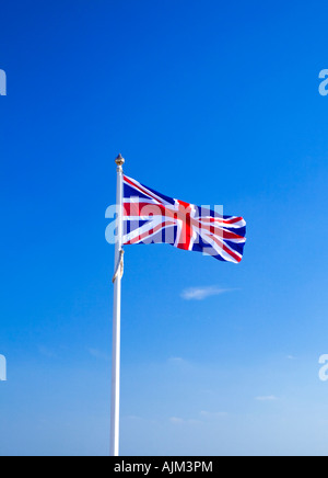 Unione bandiera del Regno Unito di Inghilterra, Scozia, Galles e Irlanda del Nord noto anche come Unione Jack con cielo blu dietro Foto Stock