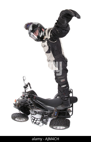 Quod biker con casco in piedi sul suo veicolo allungando le braccia Foto Stock