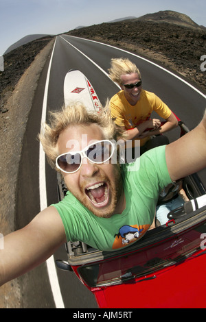 Crazy giovane uomo e gli amici in una jeep, Spagna Isole Canarie Lanzarote Foto Stock