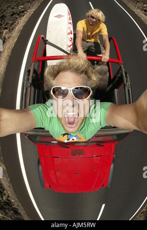 Crazy giovane uomo e gli amici in una jeep, Spagna Isole Canarie Lanzarote Foto Stock