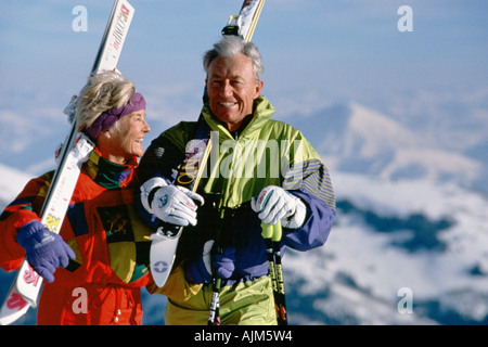 Coppia senior con gli sci Foto Stock