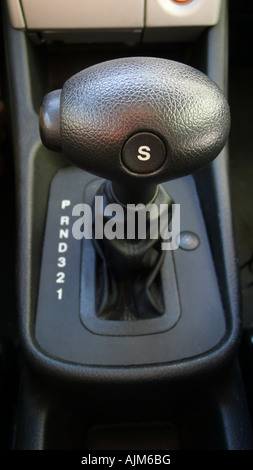 La console centrale di un auto con cambio automatico Foto Stock