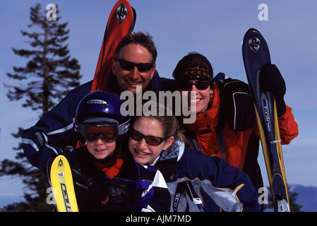 Foto di famiglia durante la pratica dello sci a Diamond Peak NV Foto Stock