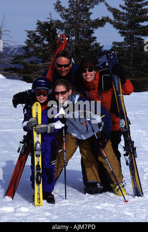 Foto di famiglia durante la pratica dello sci a Diamond Peak NV Foto Stock