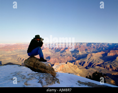 Seduti lungo il bordo Sud del Grand Canyon Arizona Foto Stock