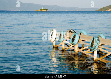 Pontile traghetto Tzaneria Nostos beach Kalamaki penisola isola Skiathos Sporadi Mar Egeo Grecia mediterranea Foto Stock