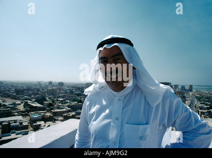 Arabia Saudita uomo che indossa Thobe e Ghutra Foto Stock