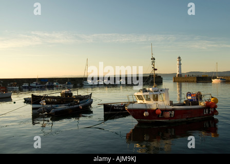 Barche da pesca ormeggiate nel porto di Newhaven Foto Stock
