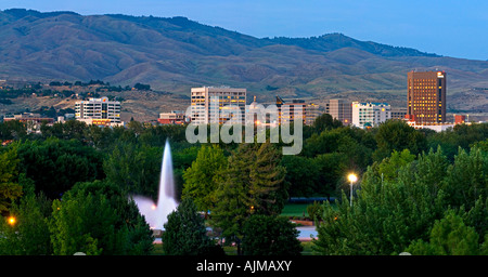 Idaho Boise una vista di lo skyline del centro cittadino al di sopra di Ann Morrison Il Parco in estate Foto Stock