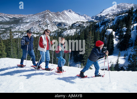 Famiglia avente divertimento mentre con le racchette da neve in Rocky Mountain Nat l parco CO Foto Stock