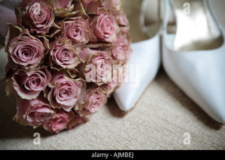 Bianco scarpe matrimonio e fiori Foto Stock