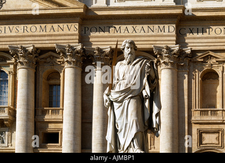 Vaticano Roma Italia Basilica di San Pietro i pilastri e la statua Foto Stock