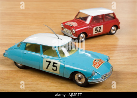 Citroen DS 19 Rally di Monte Carlo auto pressofuso Corgi no.323 e Mini Cooper S Corgi modello pressofuso no.321 Foto Stock