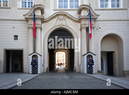 Scatole di sentinella fuori Praga cancello di Castello, Repubblica Ceca, Europa Foto Stock