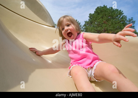 Bambino scendendo slitta Foto Stock