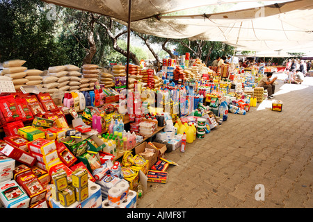 Bagno turco Pazar (Bazaar) mercato all'aperto della penisola di Bodrum Turchia Mugla spezie dadi di semi di cotone vestiti merci piante di frutta meloni Foto Stock